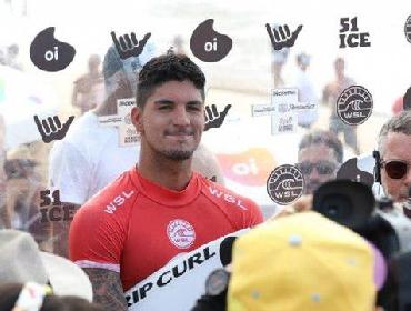 Gabriel Medina bate promessa brasileira e avança em Noronha