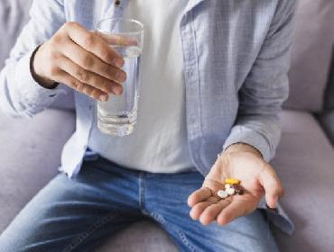 Tomar remédio sem água dá problema? Veja mitos e verdades