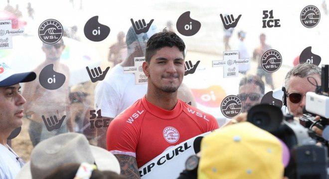 Gabriel Medina bate promessa brasileira e avança em Noronha